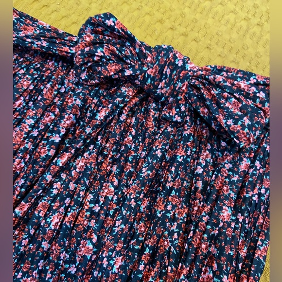 Black and Red Floral, Pleated Mini Skirt with Tie - Picture 4 of 6